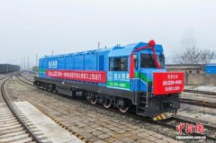 全国首台3000千瓦充换电一体纯电动机车在连云港港上线运行